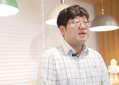 시스템을 안정적으로 유지하기 위해 정기적인 점검과 패치 작업을 하고, 필요한 IT 자원을 늘리는 작업도 합니다.